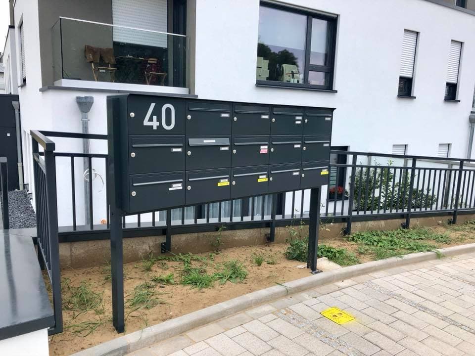 Boîtes aux lettres autoportantes anthracite sur clôture