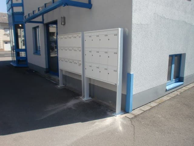 Boîtes aux lettres autoportantes blanches