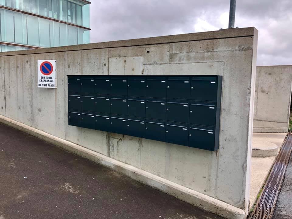Boîtes aux lettres encastrées sur mur extérieur