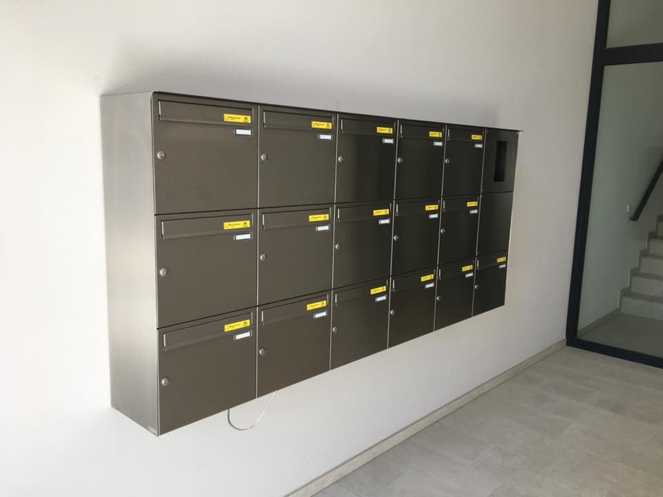 Boîtes aux lettres en saillie finition bronze